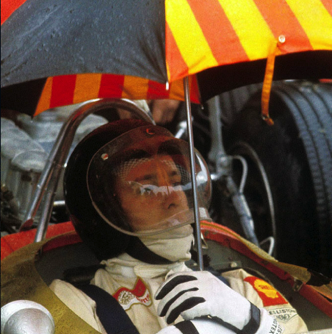 Jim teste une bulle sur son casque pendant les essais à Longford